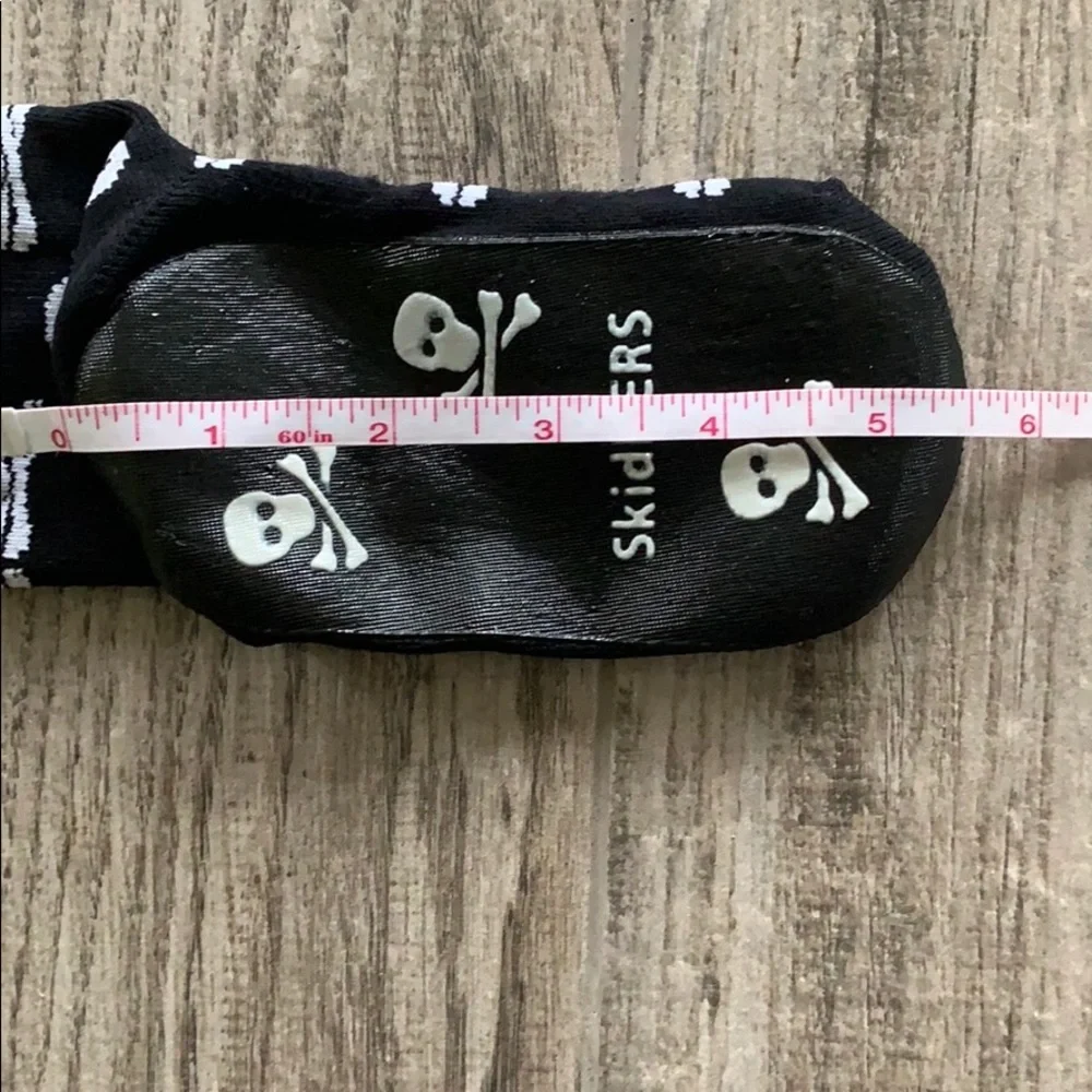 NWOT skiders skull socks